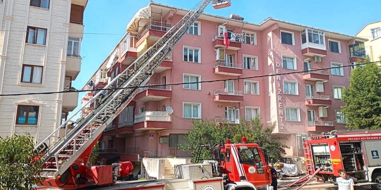 8 katlı apartmanda panik anları: Yangın mahalleyi ayağa kaldırdı!