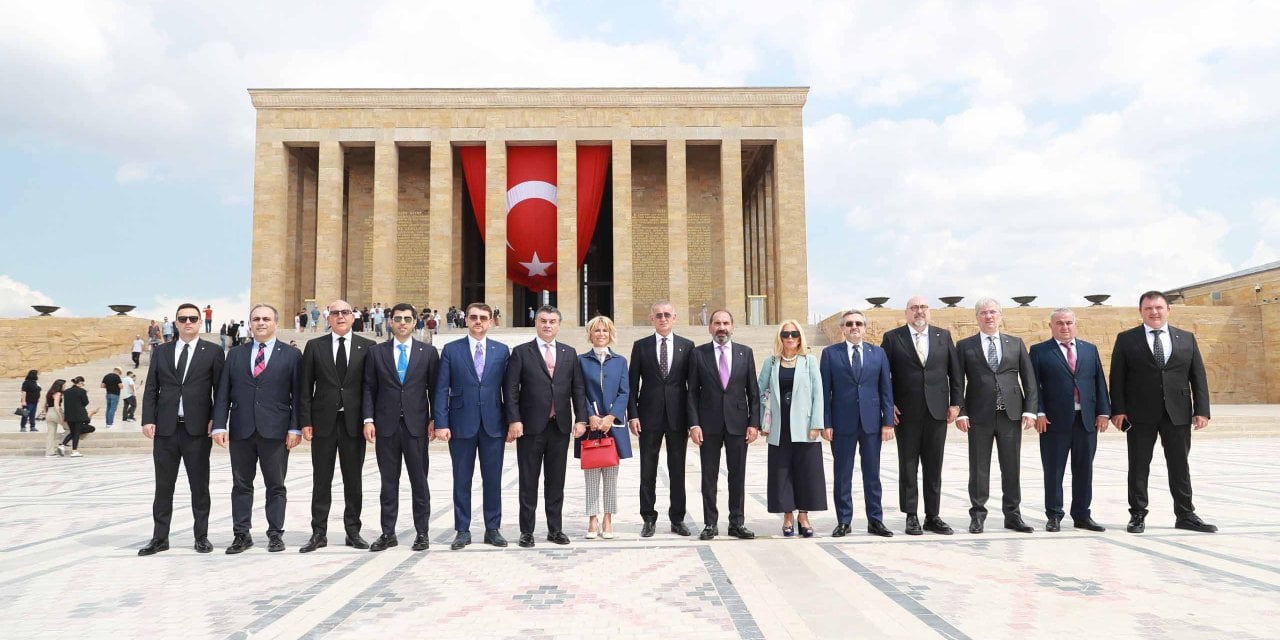 TFF Başkanı Hacıosmanoğlu ve yöneticiler Anıtkabir'de