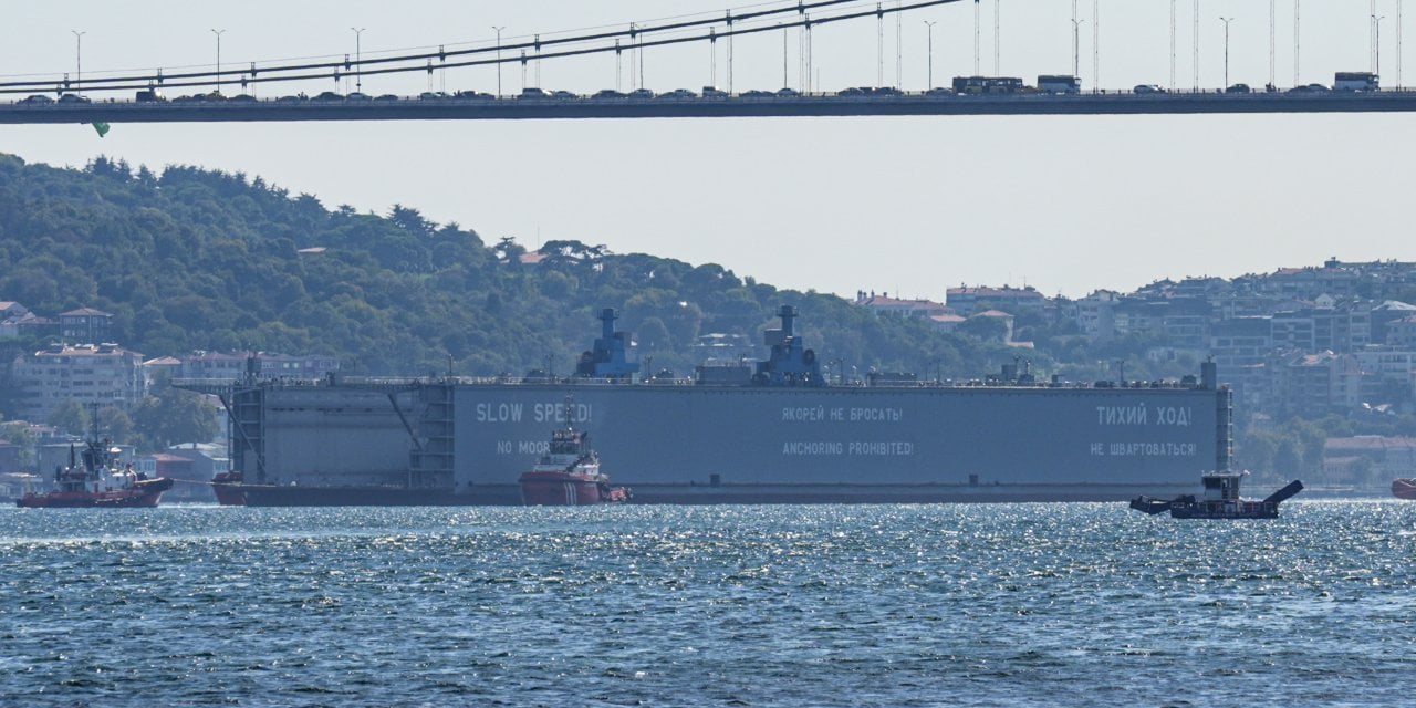 Gemi trafiği İstanbul Boğazı'nda iki yönde durduruldu