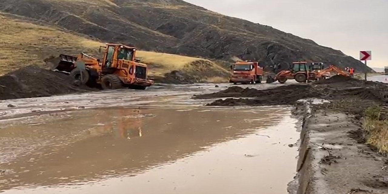 Bitlis'i sağanak vurdu! Yollar çöktü dereler taştı