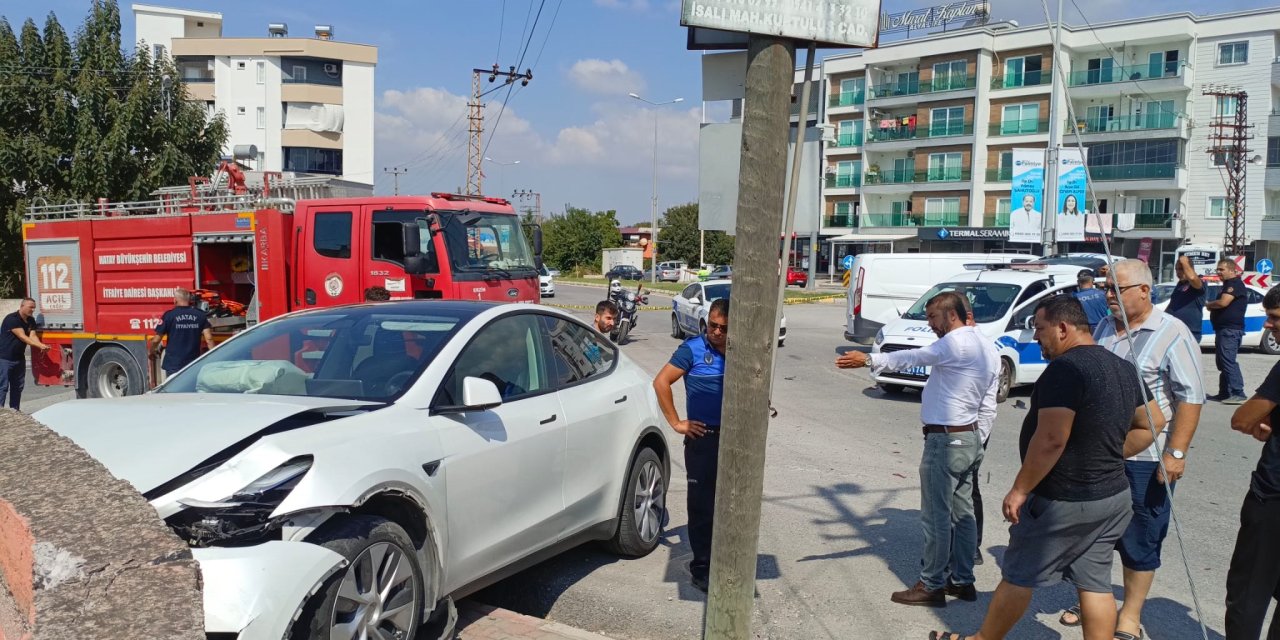 Polis aracı otomobille çarpıştı: 3'ü polis çok sayıda yaralı var!