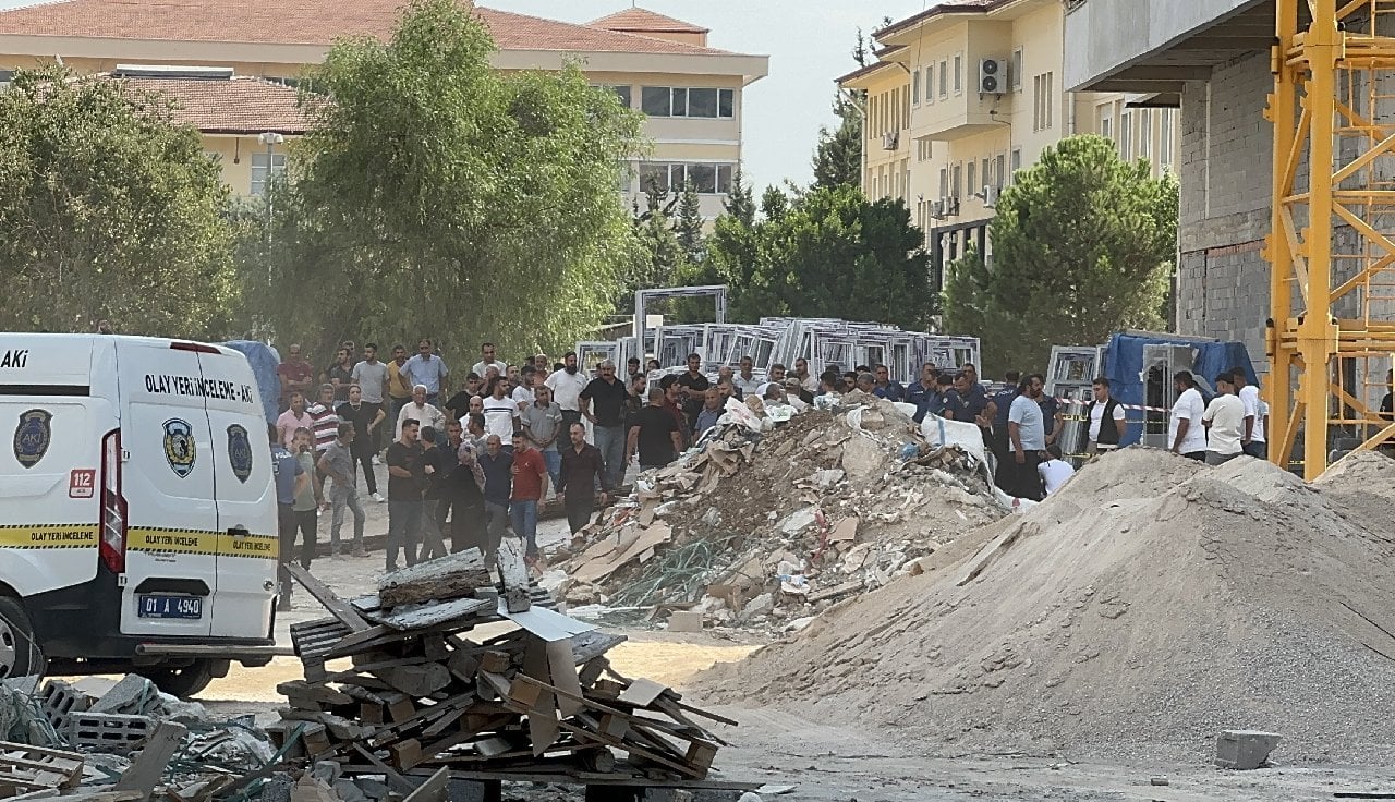 İnşaat malzemelerinin altında kalan 2 işçi hayatını kaybetti