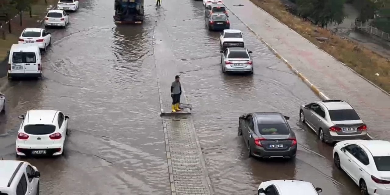 Diyarbakır’da cadde ve sokaklar göle döndü