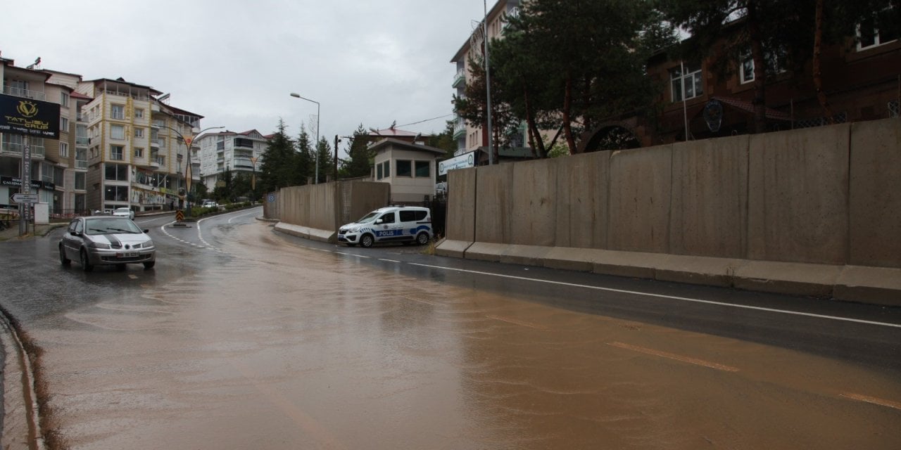 Sağanak yağış sele neden oldu! Araçlar ilerleyemedi