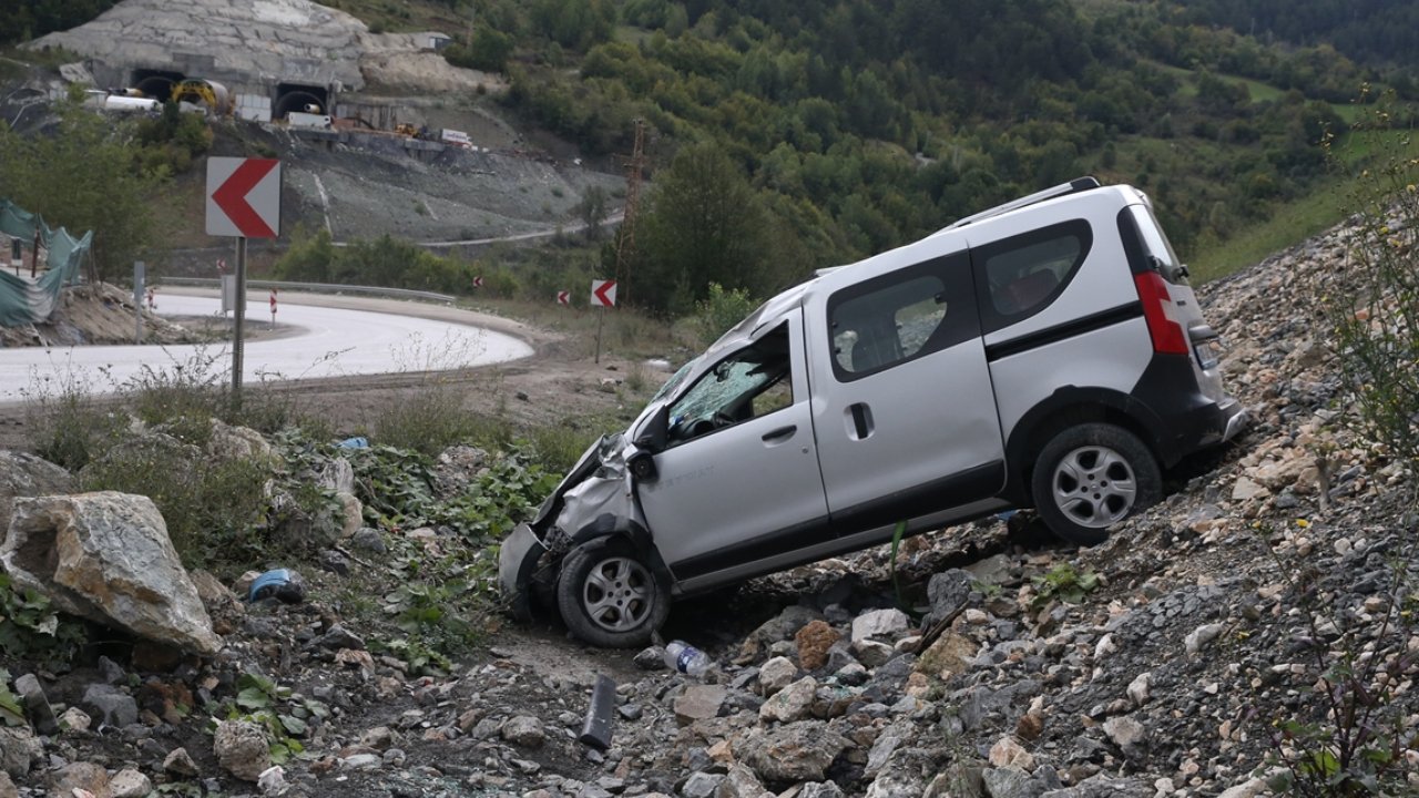 Kastamonu'da otomobil devrildi: 5 kişi yaralı