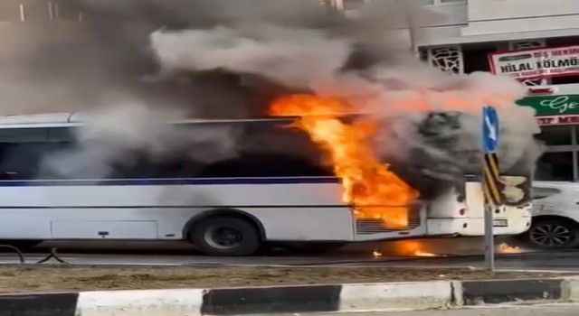 Seyir halindeki işçi servisi alev topuna döndü!