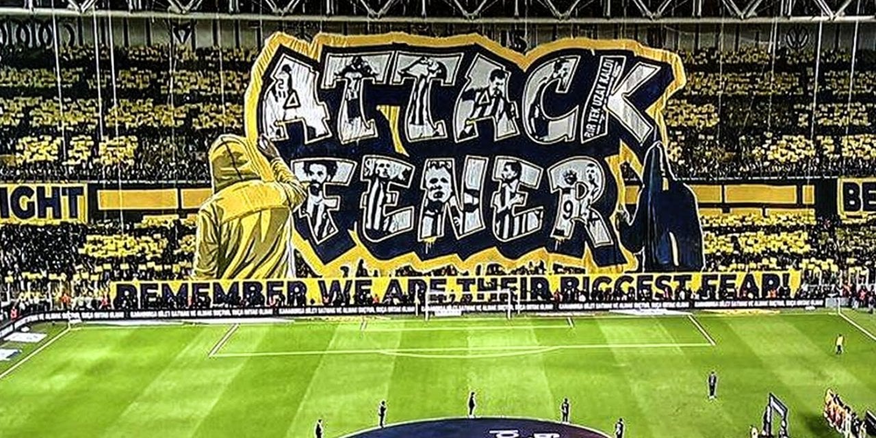 Tribünde bir anda açıldı. Fenerbahçe taraftarı ayağa kalktı