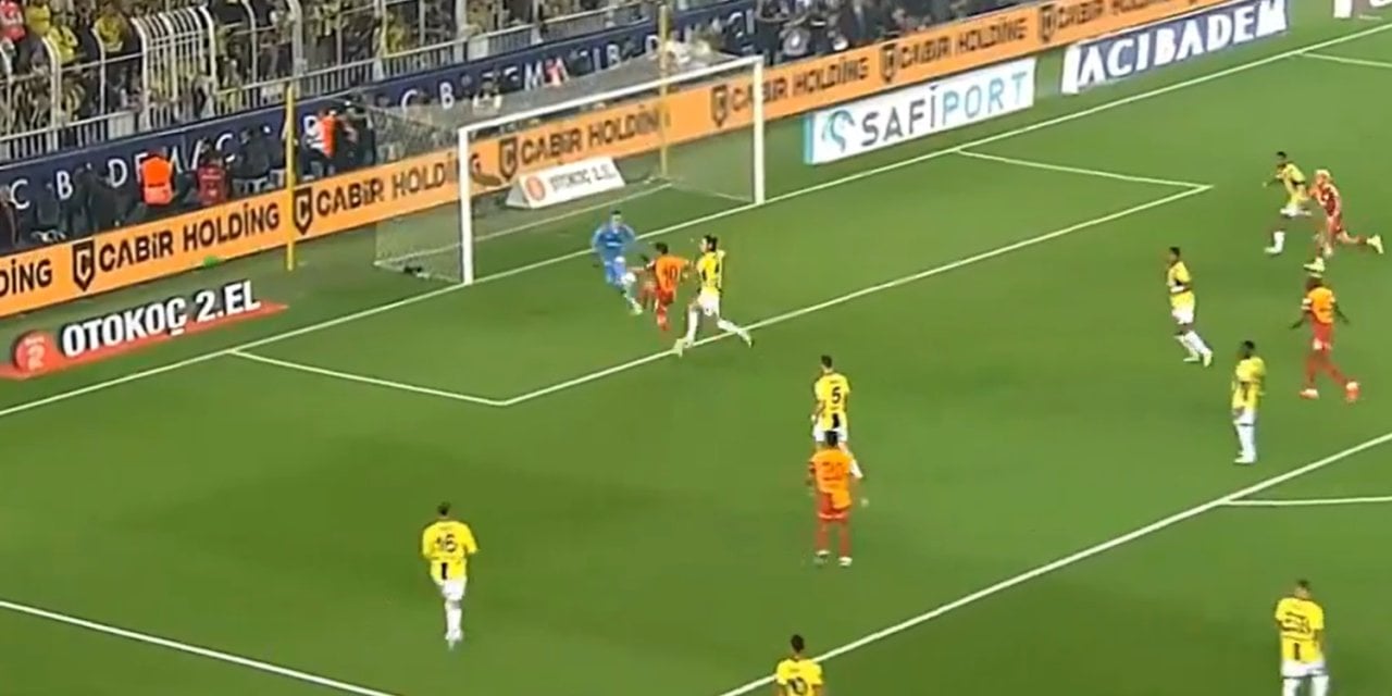 Derbide bir gol daha. Ortalık yıkılıyor