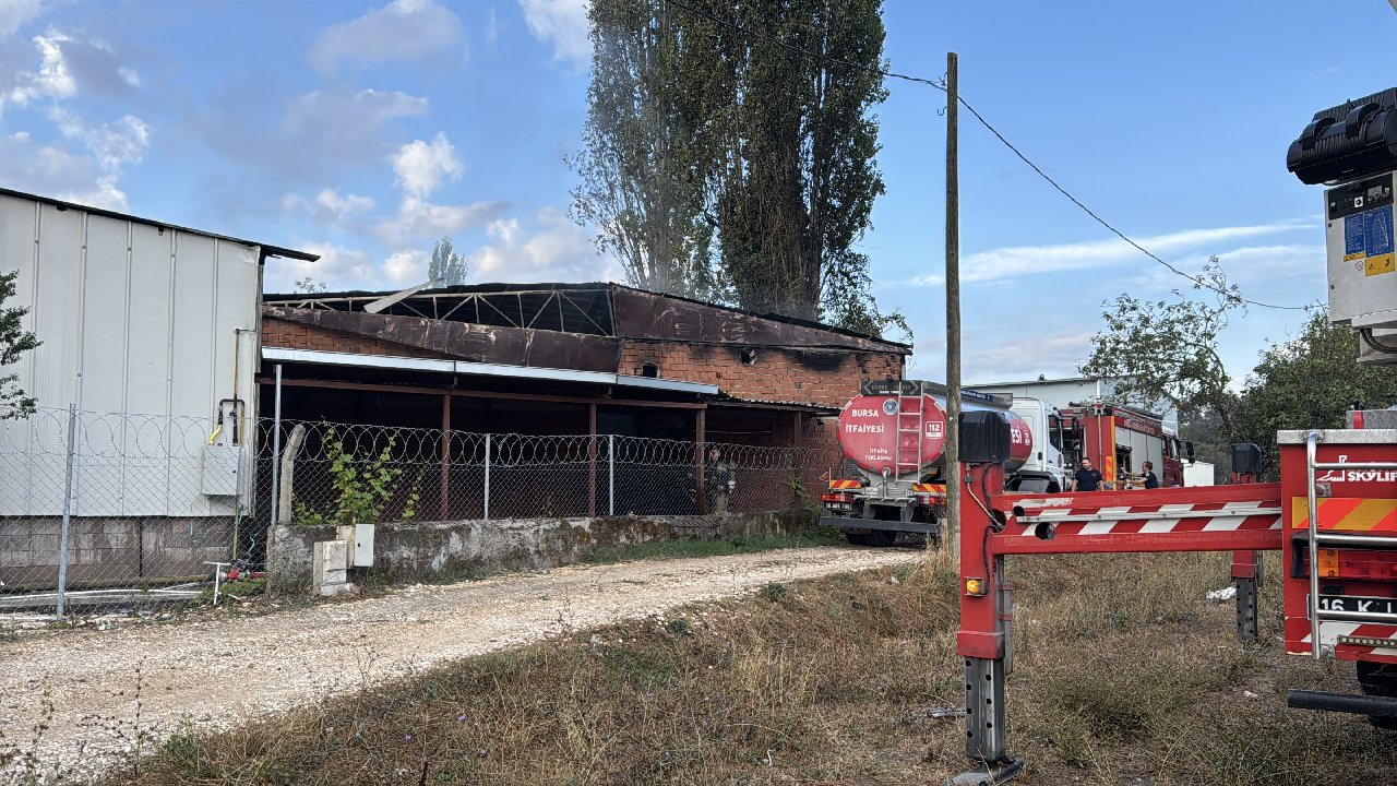 Bursa'da geri dönüşüm tesisindeki yangın büyümeden söndürüldü!