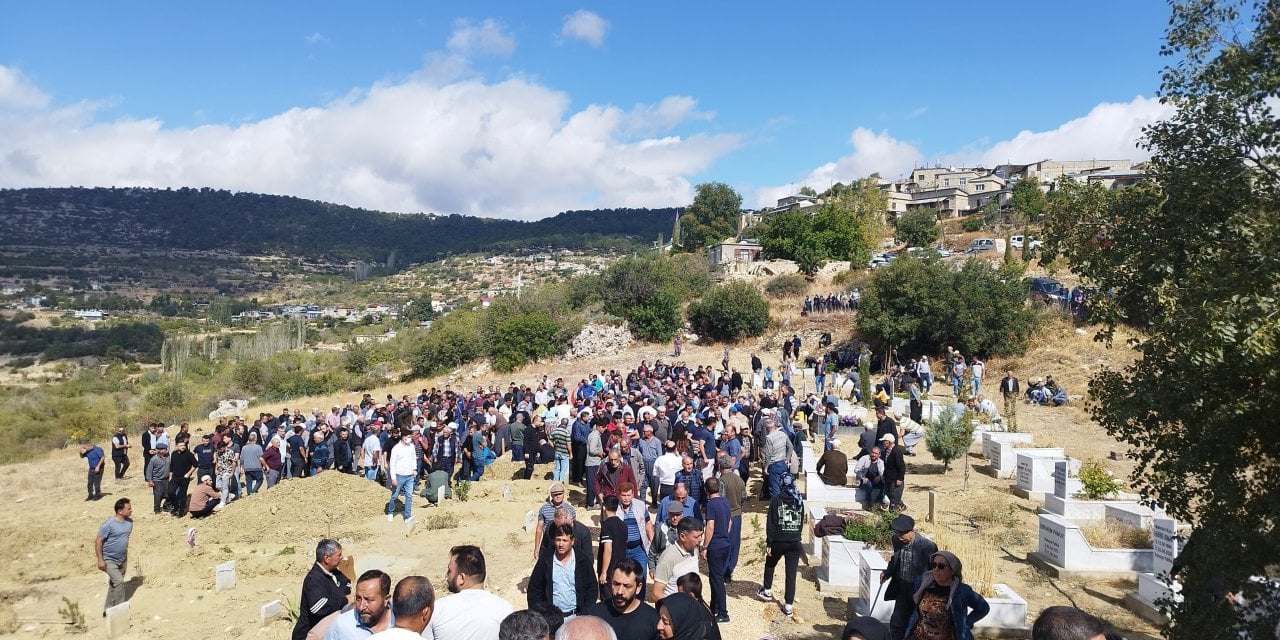 Komşularının öldürdüğü baba, oğul ve gelin toprağa verildi