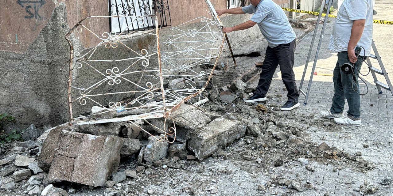 Adana’da fırtına kabusu! Ev kısmen yıkıldı