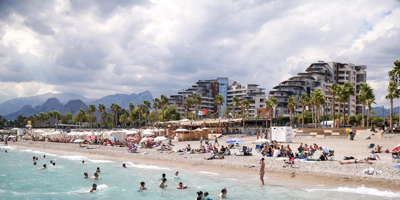 Antalya sahillerinde yoğunluk sürüyor