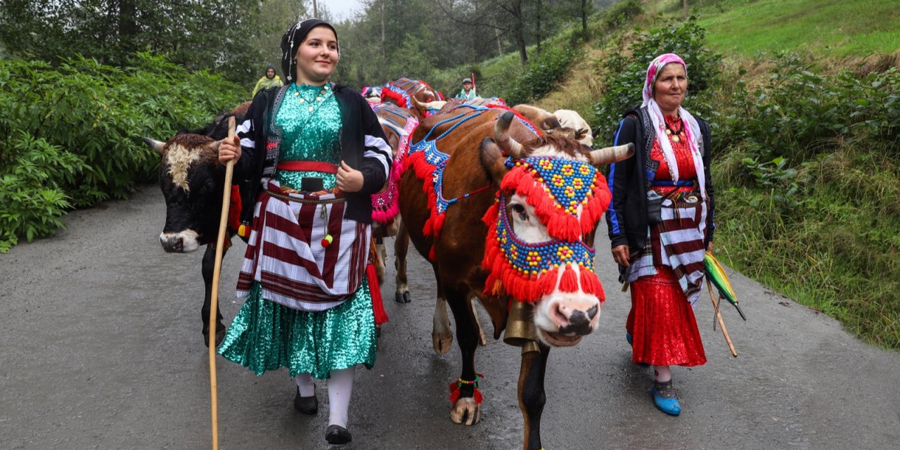 Yaylalardan köylere dönüş başladı. Karadeniz'in renkli insanlarının asırlık renkli göçü devam ediyor