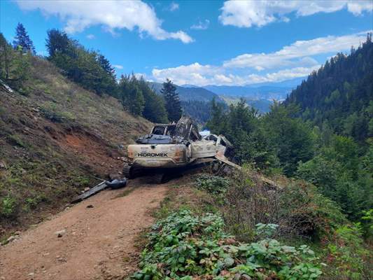 Artvin'de iş makinesi taşıyan kamyon uçuruma devrildi kazada 2 kişi öldü!