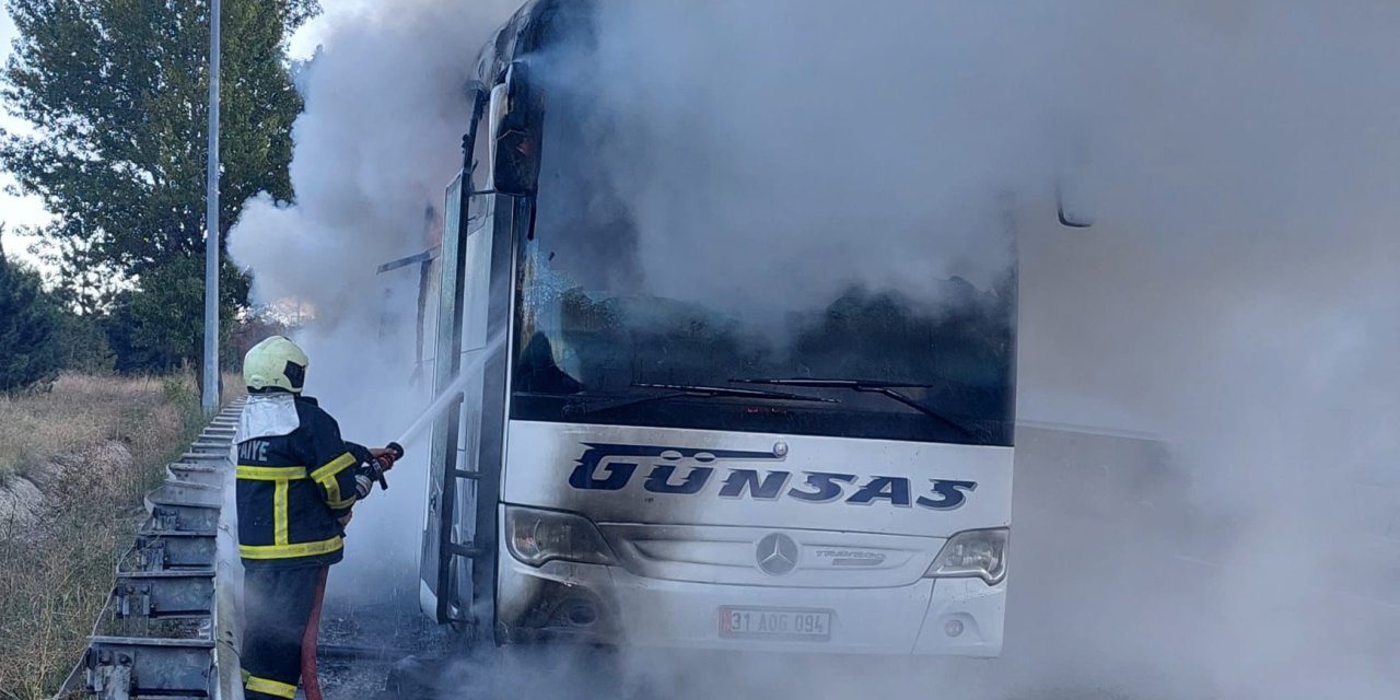 Seyir halindeki otobüs alev aldı! Yolcular apar topar indirildi