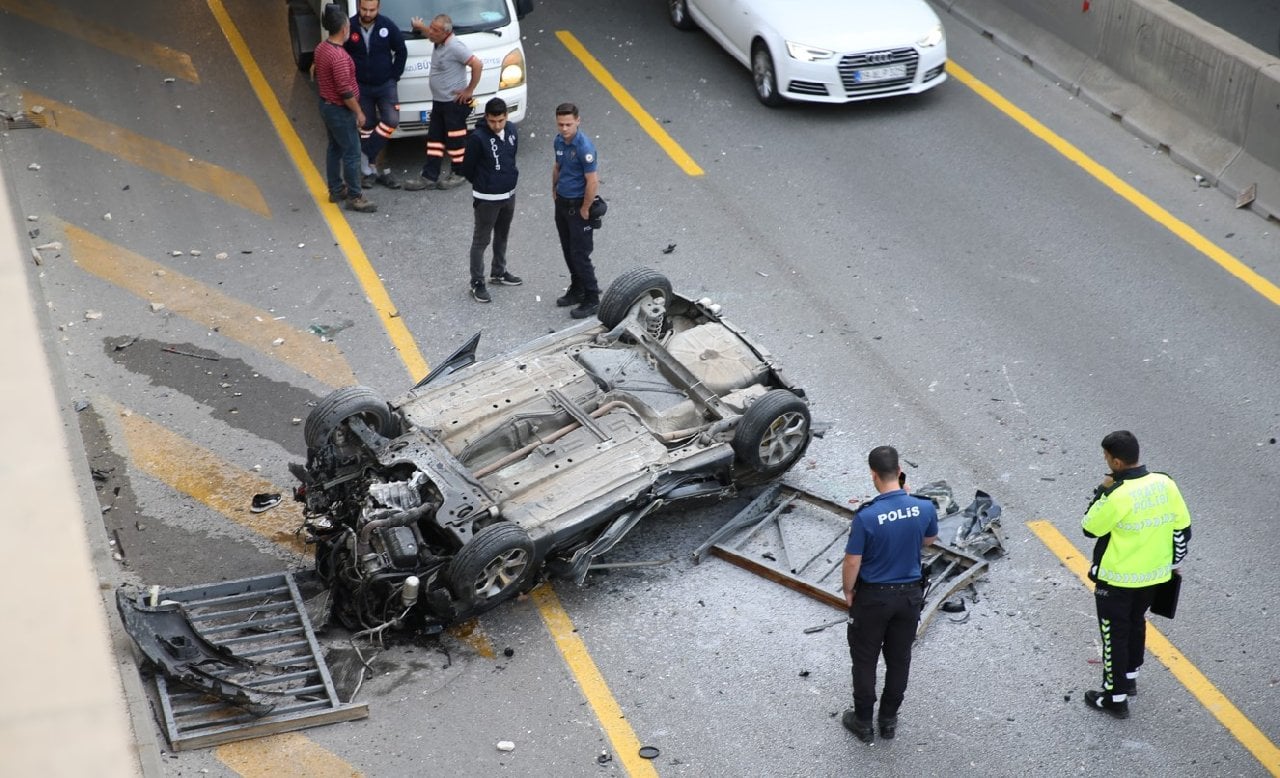 Denizli'de otomobil alt geçide düştü. 1 kişi hayatını kaybetti 2 kişi yaralandı