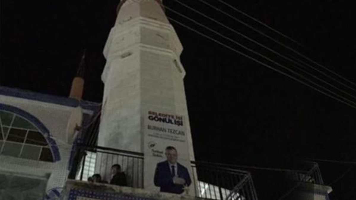 AKP yine bildiğimiz gibi: Minareye afiş astılar!