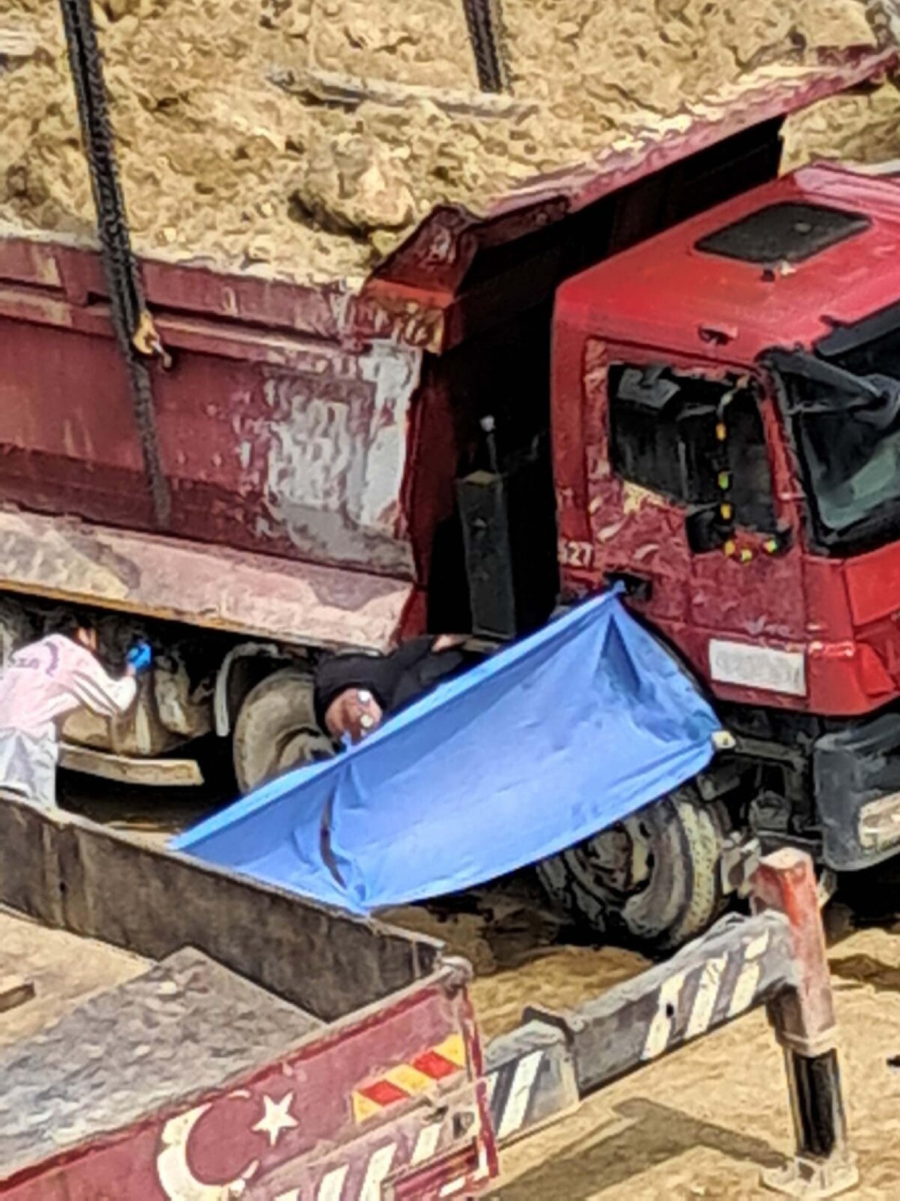 Tamir etmeye çalıştığı kamyon damperinin altında kalıp, öldü