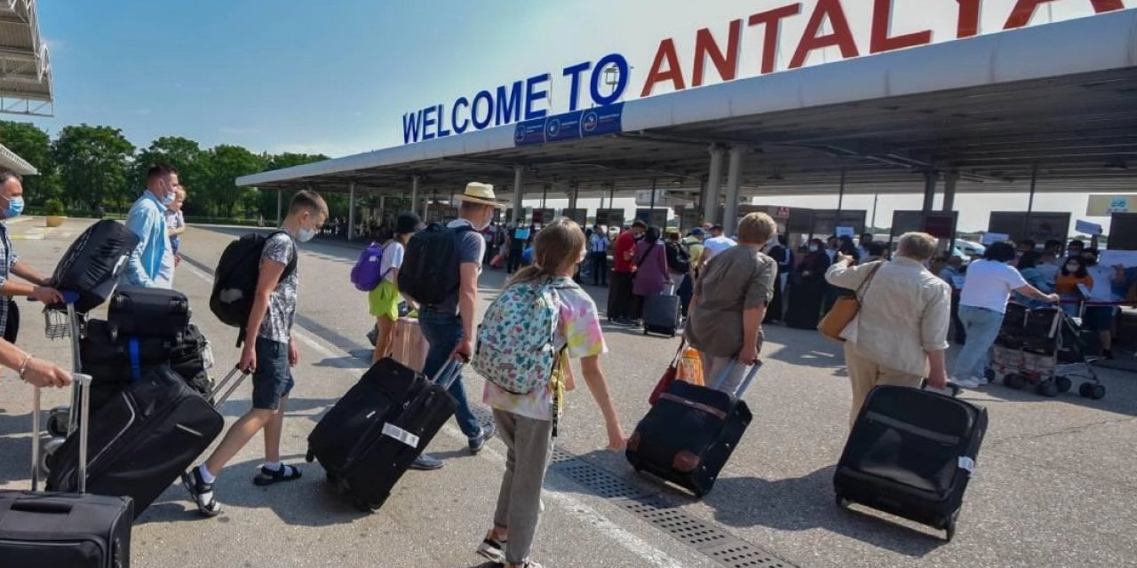 Antalya'ya gelen turist sayısı 13,5 milyonu aştı