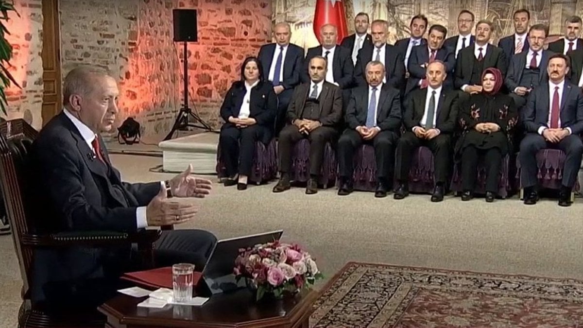 TRT’de yurttan sesler korosu gibi seçim programı: Erdoğan, adayları arkasına dizerek propaganda yaptı