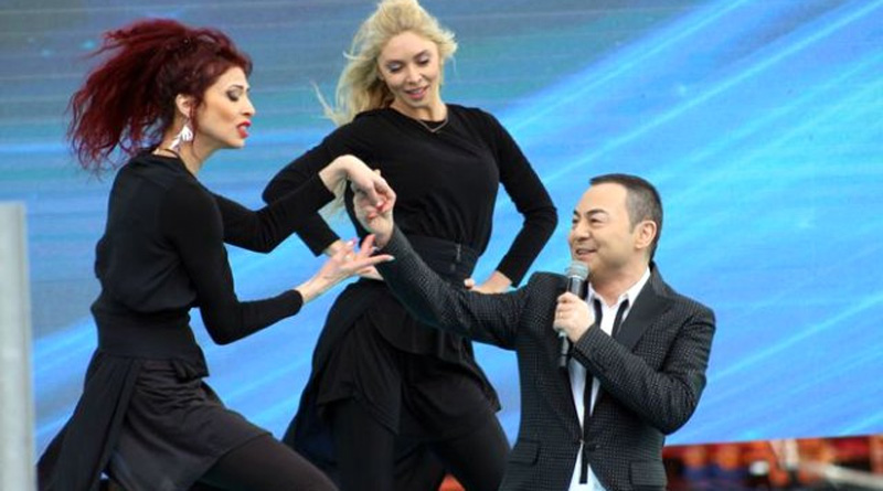 Seçim mitinginde sahne alan Ortaç'tan gençlere nasihat