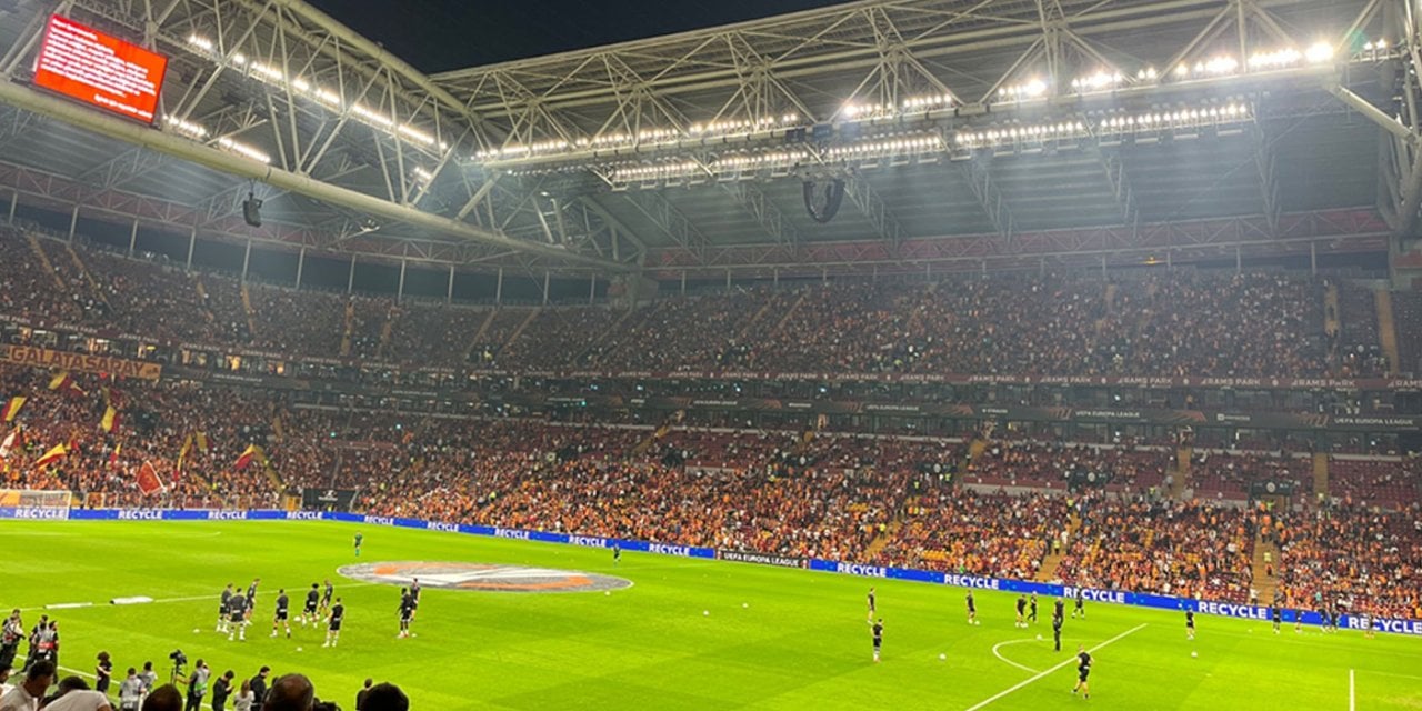 Galatasaray Yunan futbolcuları İzmir Marşı'yla karşıladı