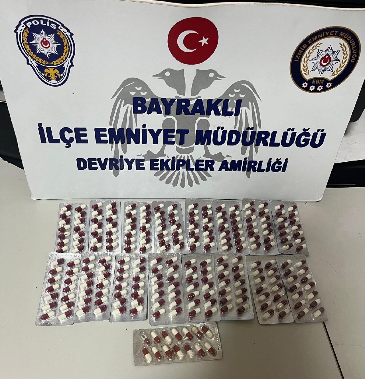 İzmir'de 238 adet sentetik ecza hap ele geçirildi: 10 kişi yakalandı