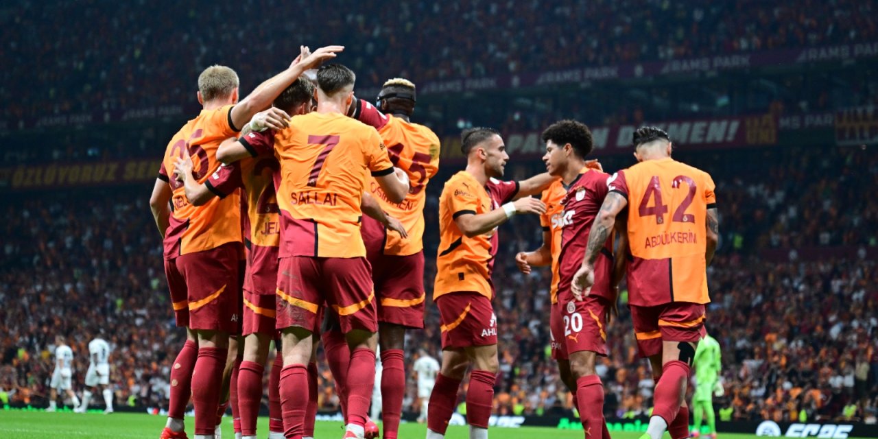 Galatasaray skandalı. Okan Buruk'a birkaç beden büyük bu takım. Yatarak maç izleyen Dursun Özbek'e iyi uykular