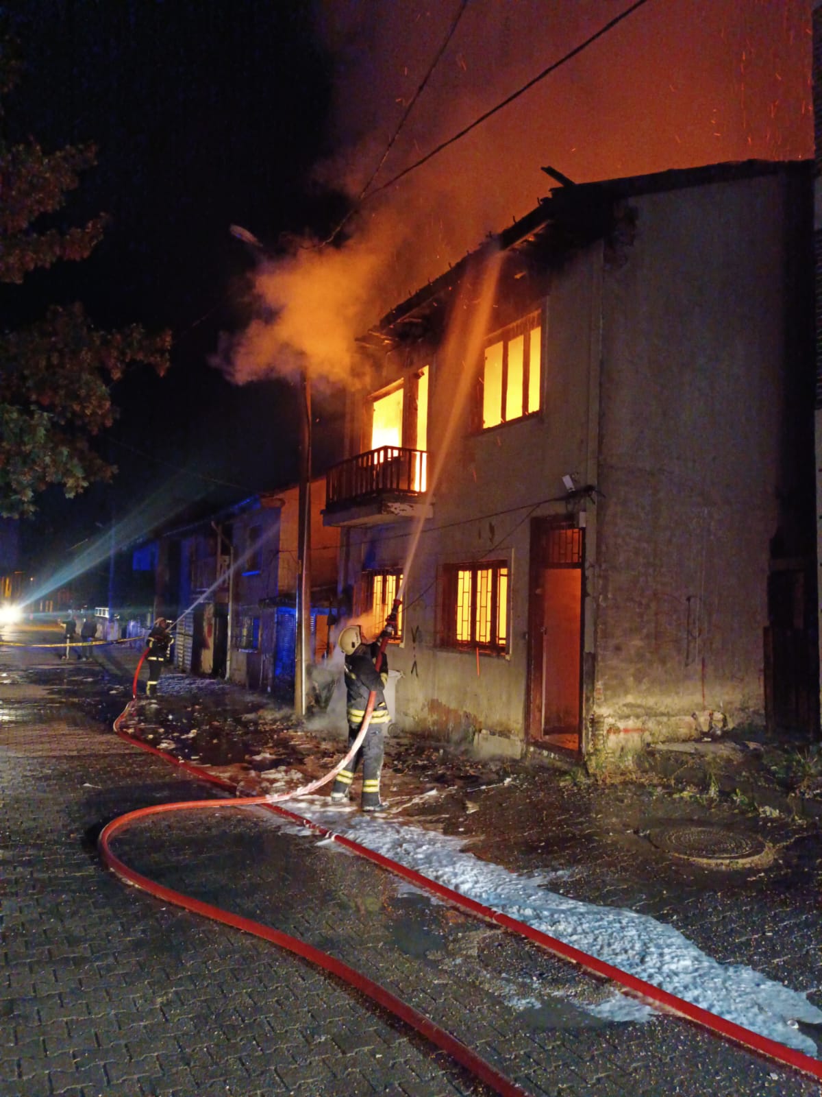 Bolu'da yangın çıkan ahşap ev kullanılamaz hale geldi