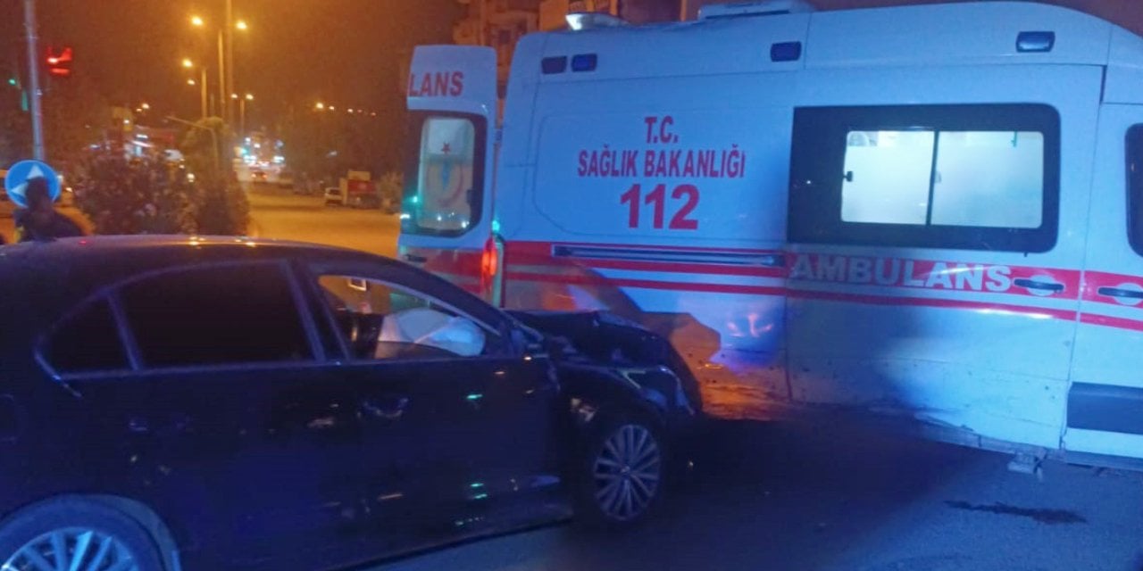 Ambulans ile otomobil çarpıştı: 2 yaralı