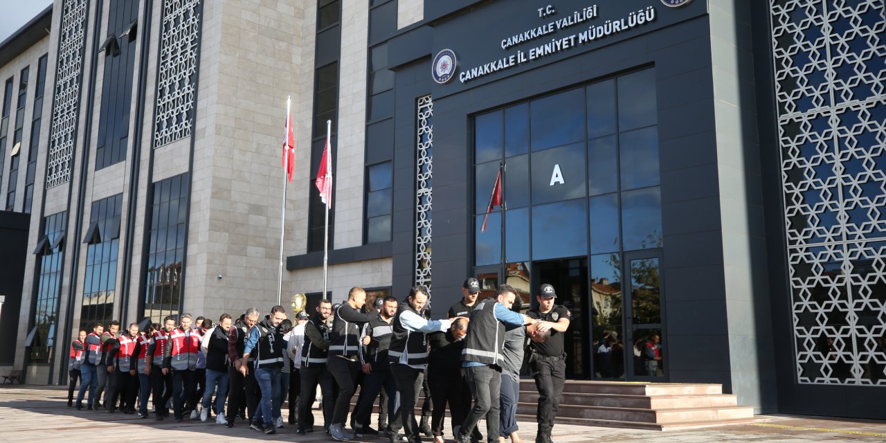 Çanakkale'de 6 kişinin yaralandığı silahlı ve bıçaklı kavgaya karışan şüpheliler adliyede