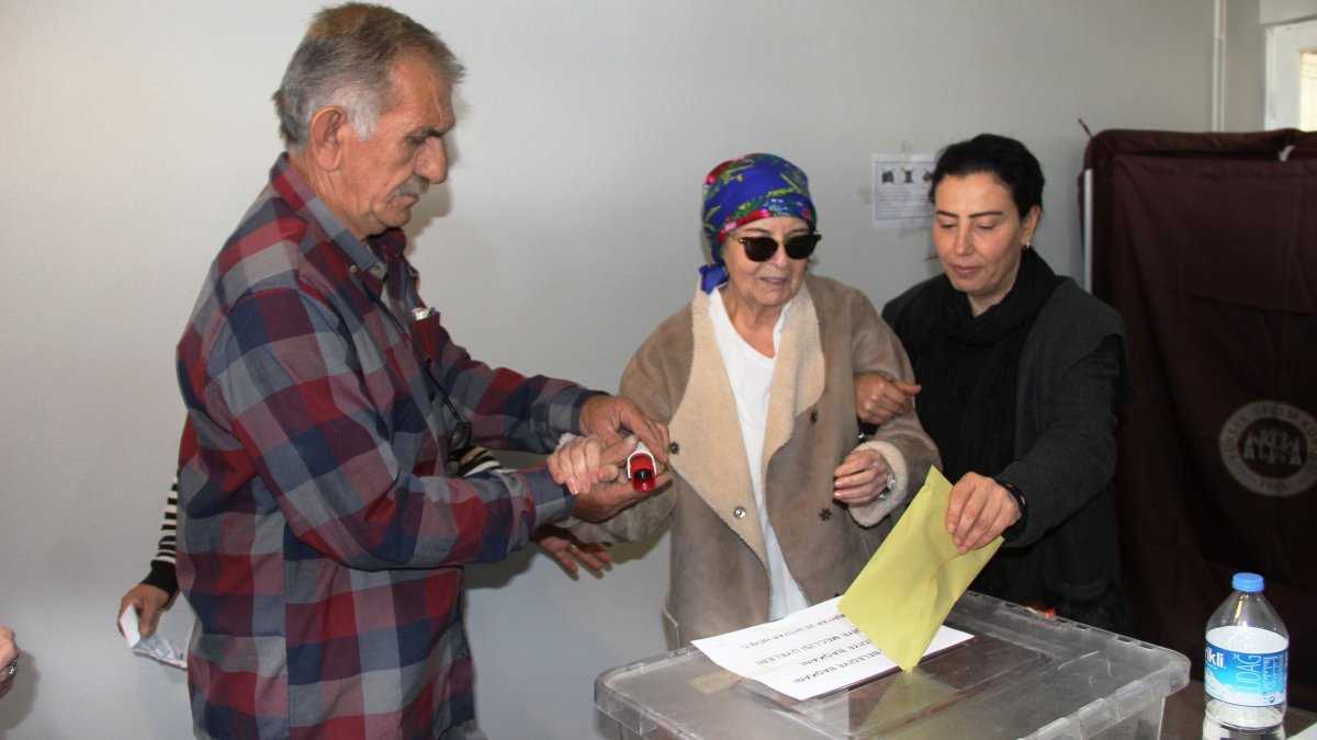 Fatma Girik korkuttu! Oy kullanırken dikkat çeken görüntü