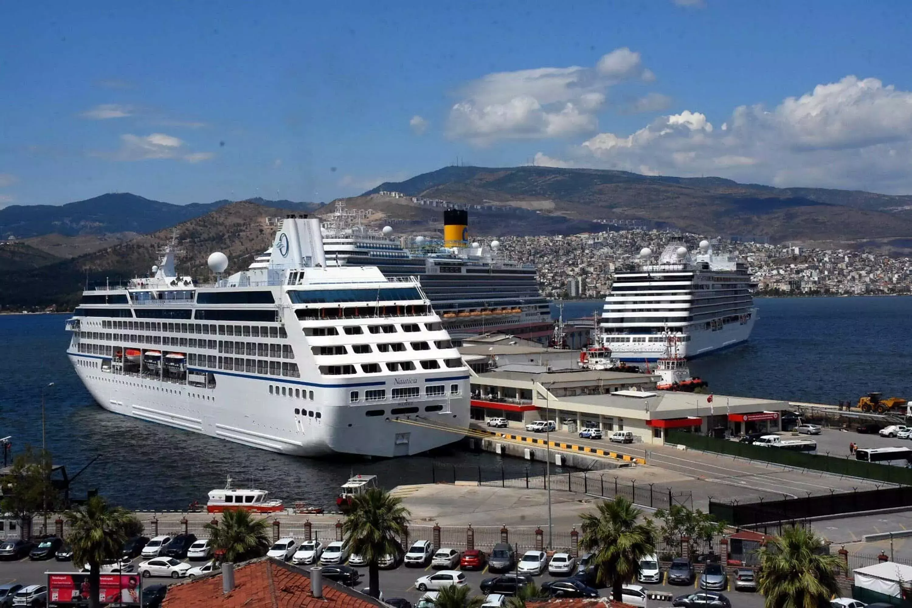 Yılın ilk 10 ayında İzmir Alsancak Limanı'na 124 bin yolcu, 46 kruvaziyer geldi