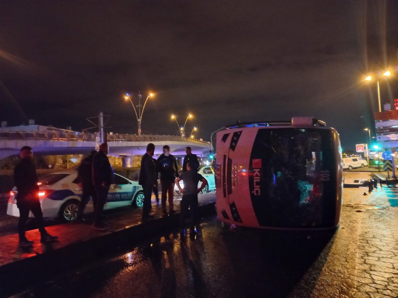 Kayseri’de fabrika işçilerini taşıyan servis devrildi: 9 yaralı