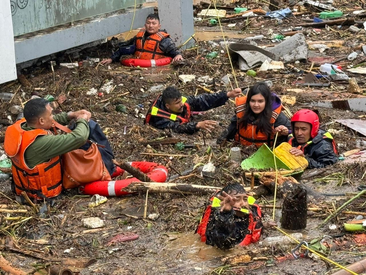 Nepal'deki sel ve toprak kaymalarında ölenlerin sayısı 217'ye çıktı