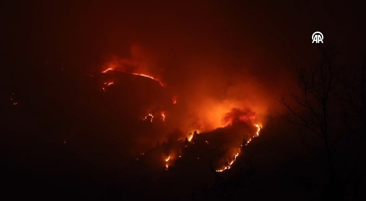 Yunanistan'da Mora Yarımadası'ndaki evler yangın nedeniyle tahliye ediliyor