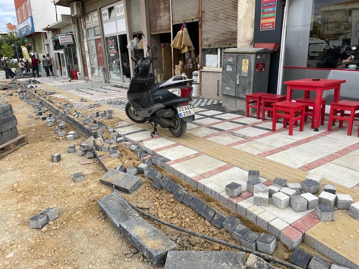 Yeni düzenlenen caddenin kabloları çalındı parkelerine zarar verildi