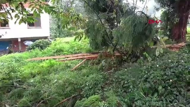 Yıldırım düşen mezarlığın yakınındaki evde hasar oluştu