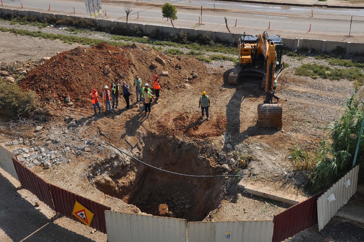 Mersin'deki altyapı çalışmasında doğal gaz borusu patladı