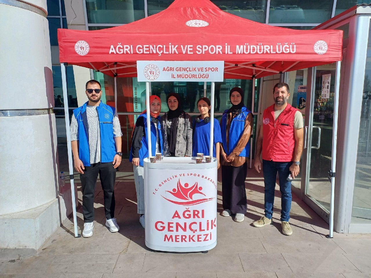 Ağrı'ya gelen üniversite öğrencileri çikolata ve çiçeklerle karşılandı