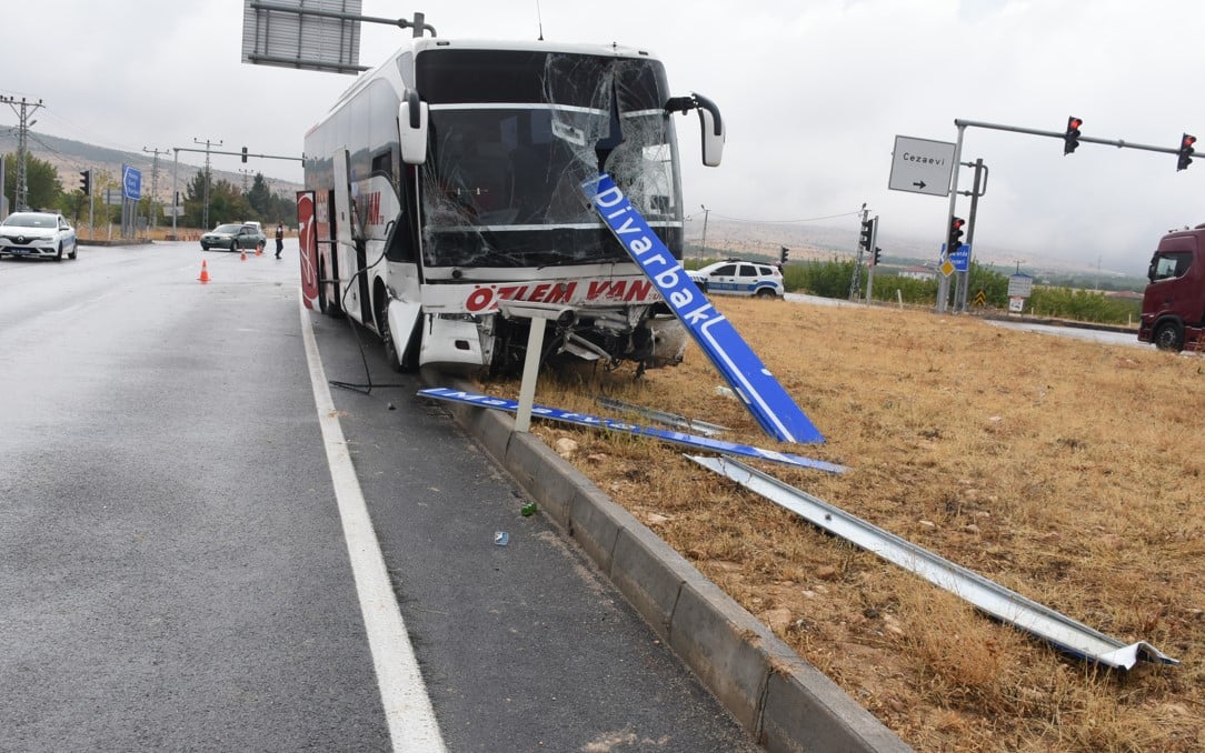 Malatya'da otobüs ile traktör çarpıştı. 1 kişi hayatını kaybetti 1 kişi ağır yaralı