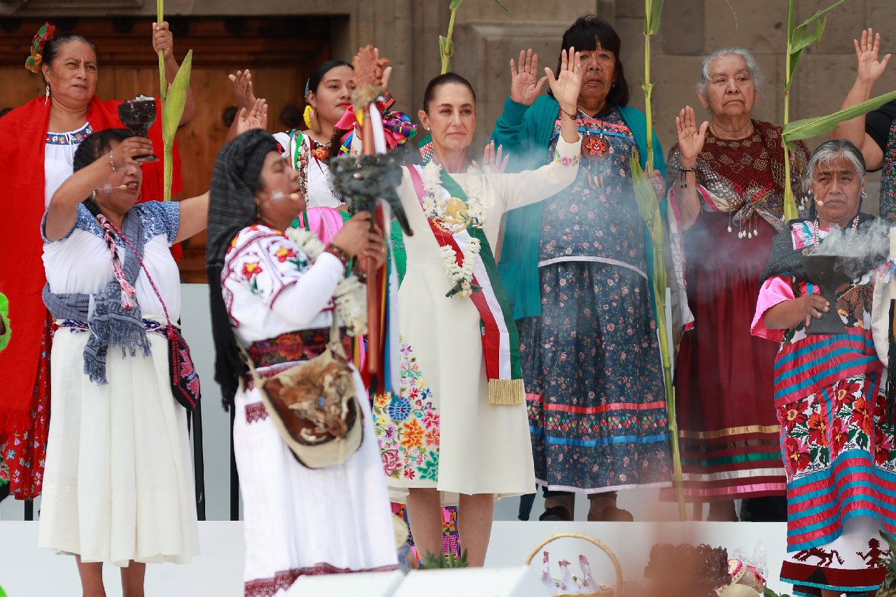 Meksika'nın ilk kadın Devlet Başkanı kendisi için düzenlenen törene katıldı