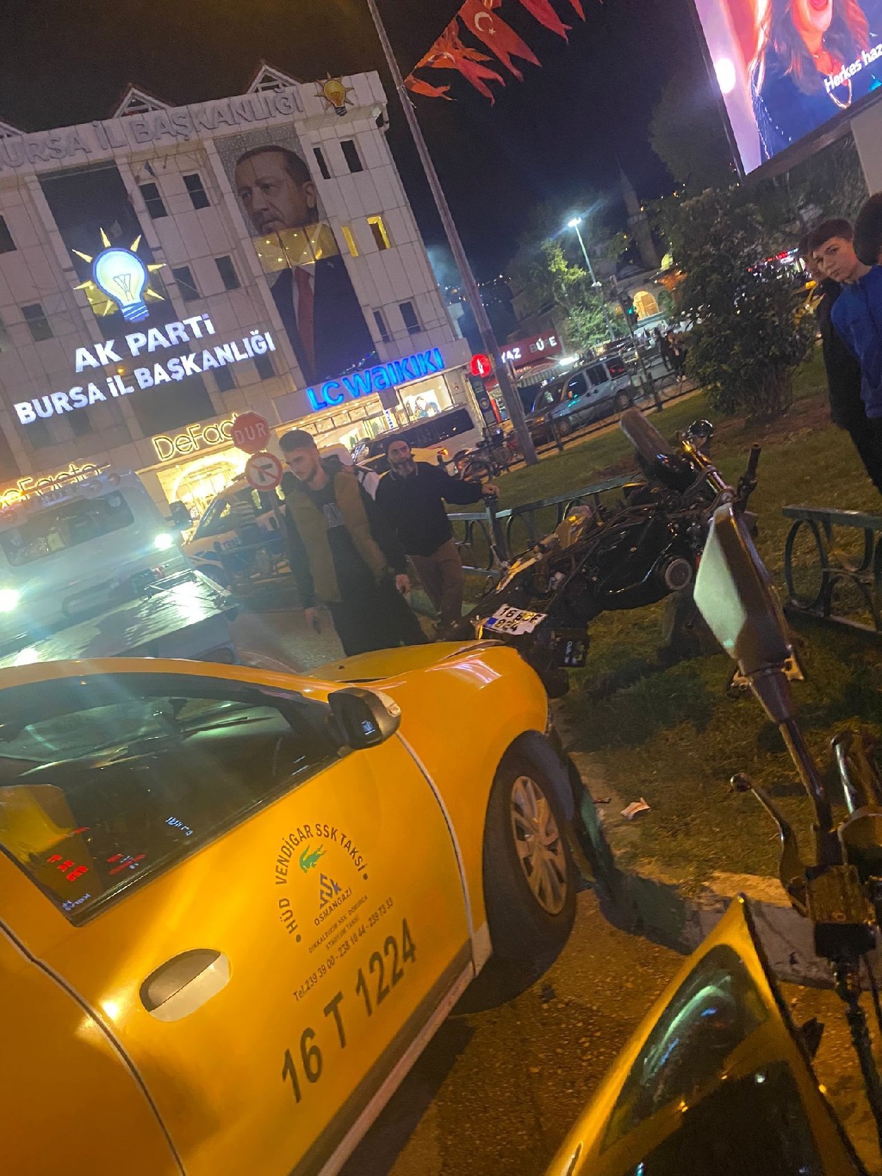 Taksi ile çarpışan motosikletteki 2 kişi yaralandı