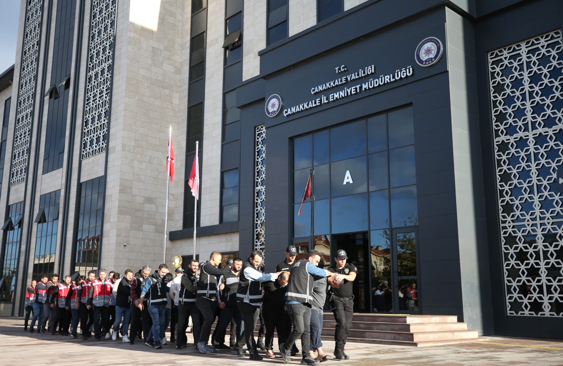 Polis merkezinin önünde çıkan kavgaya ilişkin 8 kişi tutuklandı