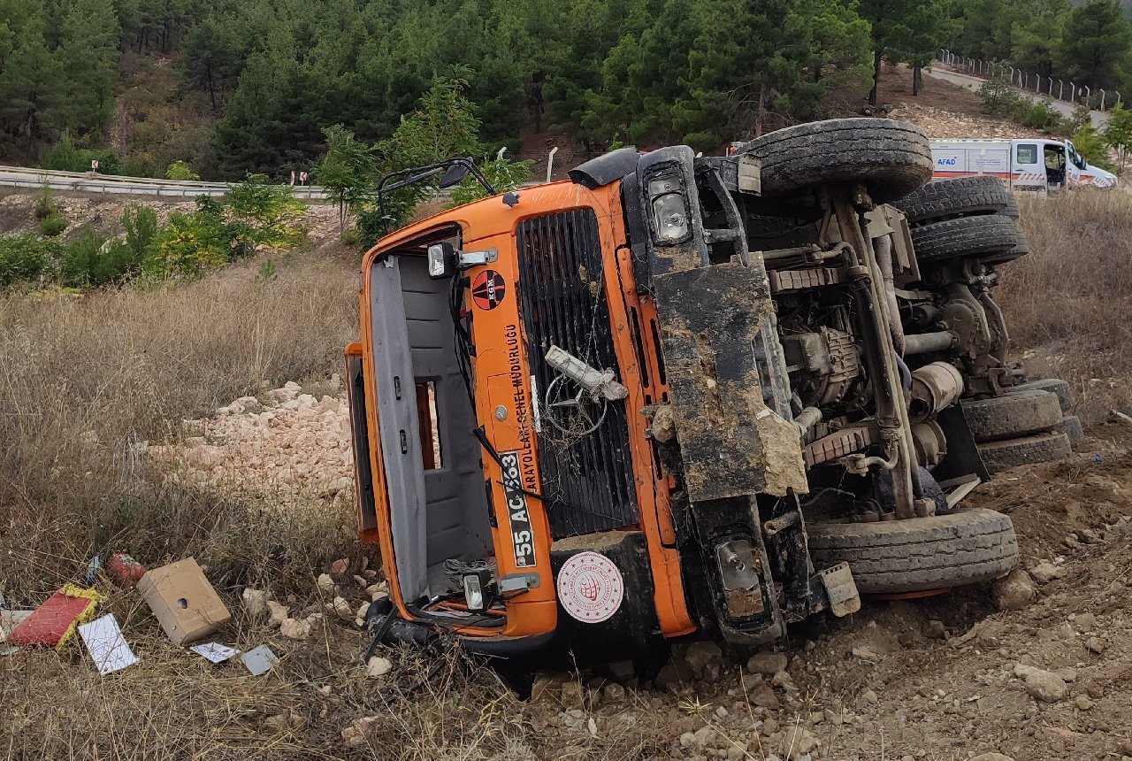 Amasya'da freni boşalan kamyon şarampole devrildi