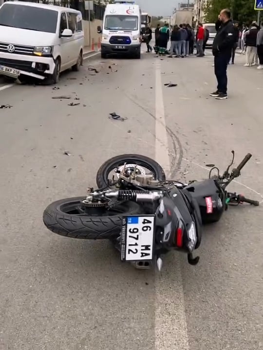 Bursa'da minibüsle çarpışan motosikletin sürücüsü ağır yaralandı