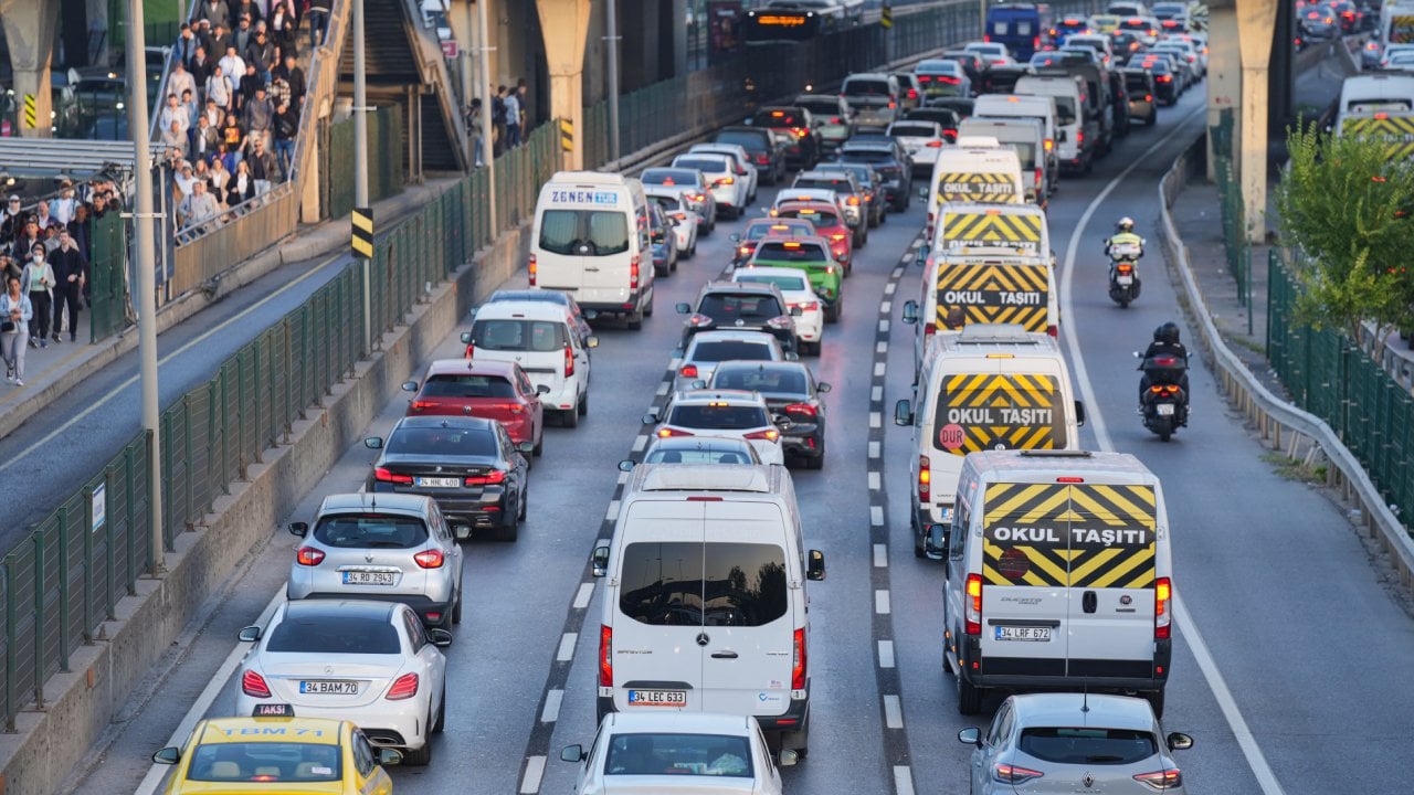 İstanbul'da sabah saatlerinde trafik yoğunluğu yaşanıyor