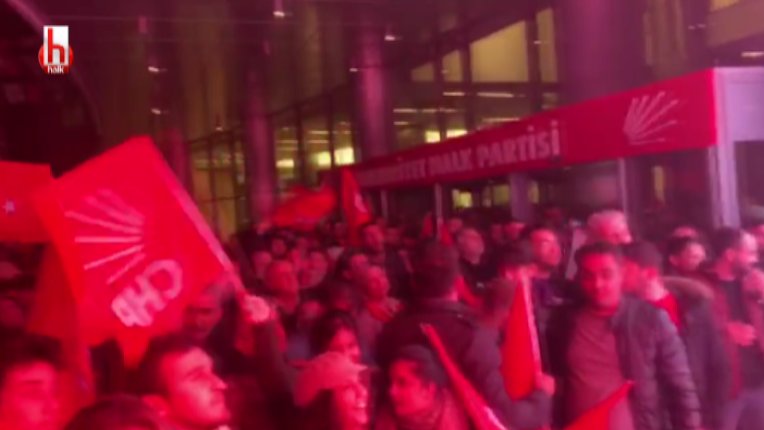 CHP önünde mahşeri bir kalabalık