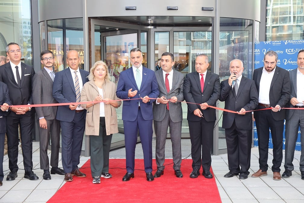 Başakşehir'deki V Metroway AVM kapılarını halka açtı