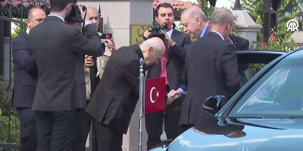 Bahçeli'nin yine el sıkışırken eğilmesi dikkat çekti